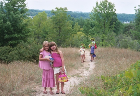 resize-violet-and-emerson-on-a-group-hike-back-on-the-munson-trail.jpg